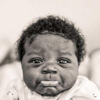 Fotógrafa retrata em série o processo de adoção de um bebê