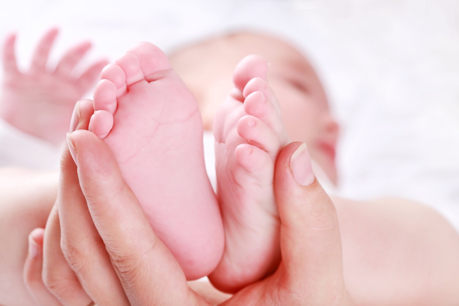 Mothers feet. Постеры младенцы. New born фото. Фото ножек новорожденных красками.