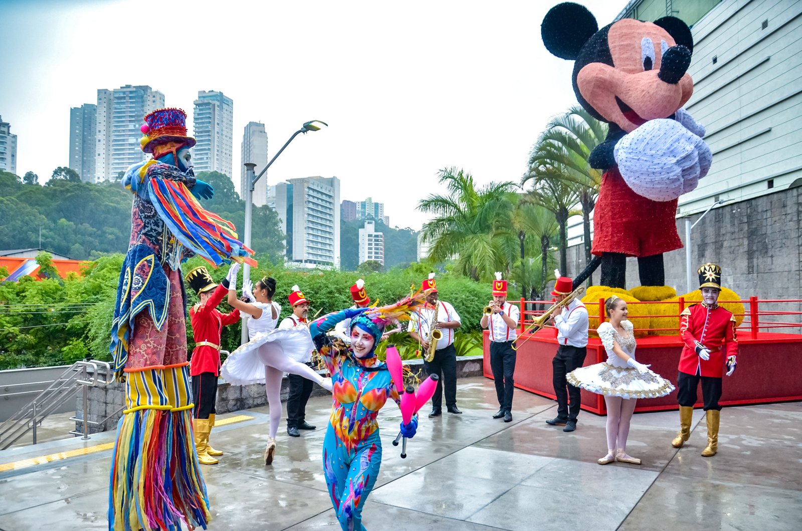Shopping Jardim Sul tem Natal inspirado no mundo Disney com Mickey  iluminado de 7m de altura
